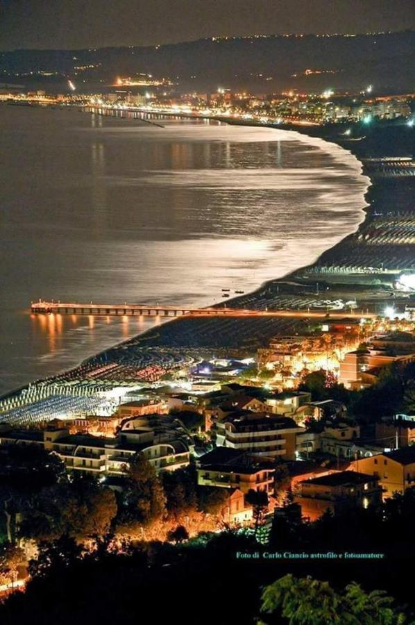 Hotel Holiday Vasto Exterior foto